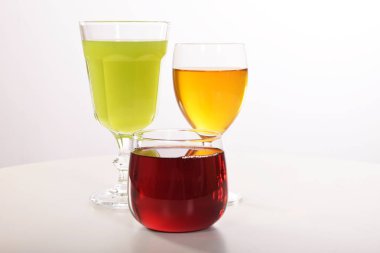 Susuzluğunu gidermek için taze meyve suyu