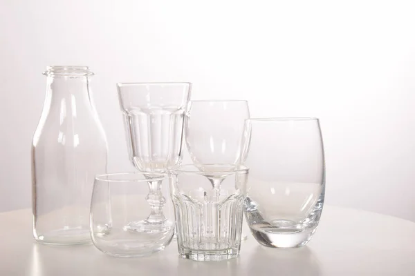 Boş kristal bardak ve gözlük ve bir şişe