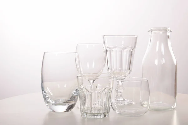 Boş kristal bardak ve gözlük ve bir şişe — Stok fotoğraf