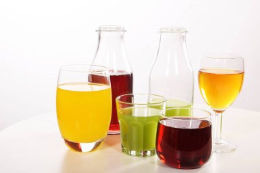 Susuzluğunu gidermek için taze meyve suyu