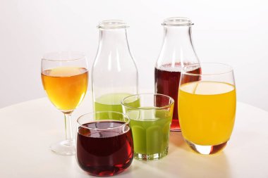 Susuzluğunu gidermek için taze meyve suyu