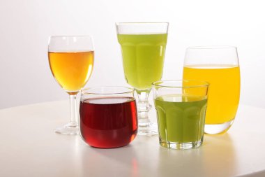 Susuzluğunu gidermek için taze meyve suyu