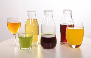 Susuzluğunu gidermek için taze meyve suyu