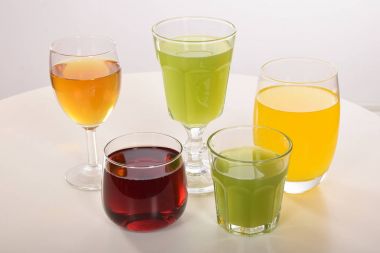 Susuzluğunu gidermek için taze meyve suyu