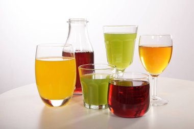 Susuzluğunu gidermek için taze meyve suyu