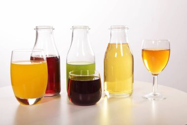 Susuzluğunu gidermek için taze meyve suyu