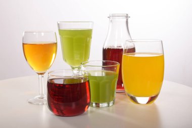 Susuzluğunu gidermek için taze meyve suyu