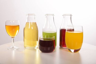 Susuzluğunu gidermek için taze meyve suyu