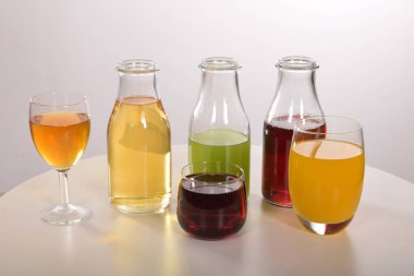 Susuzluğunu gidermek için taze meyve suyu