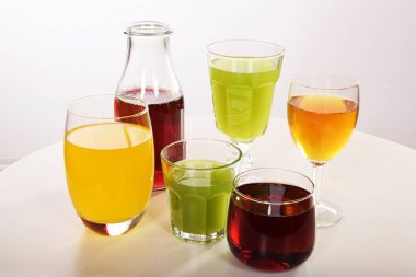 Susuzluğunu gidermek için taze meyve suyu