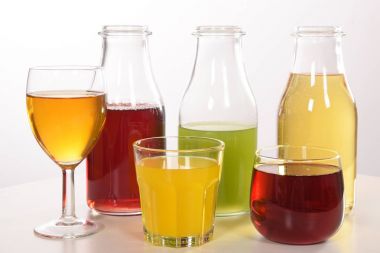 Susuzluğunu gidermek için taze meyve suyu