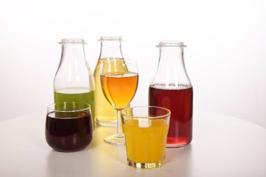 Susuzluğunu gidermek için taze meyve suyu