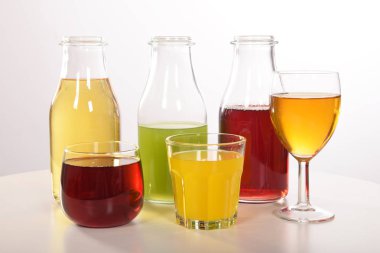 Susuzluğunu gidermek için taze meyve suyu