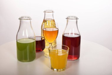 Susuzluğunu gidermek için taze meyve suyu