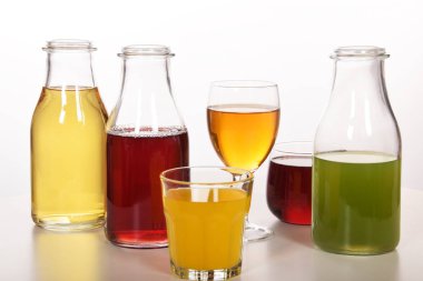 Susuzluğunu gidermek için taze meyve suyu