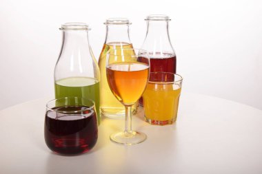 Susuzluğunu gidermek için taze meyve suyu