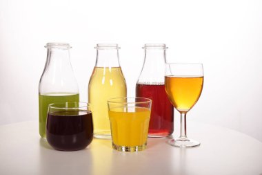 Susuzluğunu gidermek için taze meyve suyu