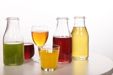 Susuzluğunu gidermek için taze meyve suyu