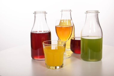 Susuzluğunu gidermek için taze meyve suyu