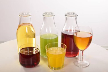 Susuzluğunu gidermek için taze meyve suyu