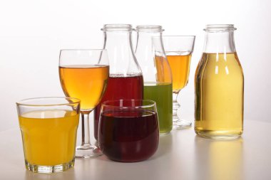 Susuzluğunu gidermek için taze meyve suyu