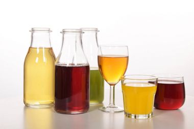 Susuzluğunu gidermek için taze meyve suyu