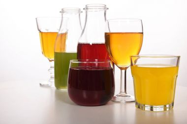 Susuzluğunu gidermek için taze meyve suyu