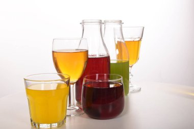 Susuzluğunu gidermek için taze meyve suyu