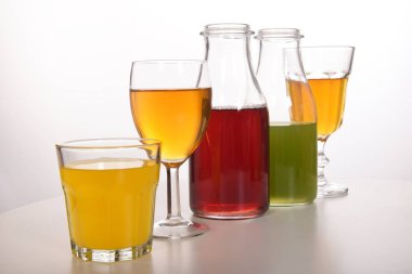 Susuzluğunu gidermek için taze meyve suyu