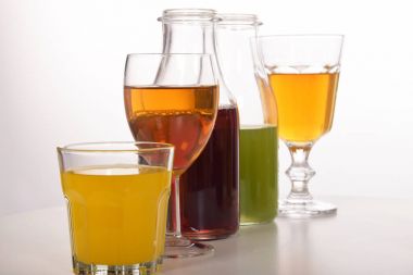 Susuzluğunu gidermek için taze meyve suyu