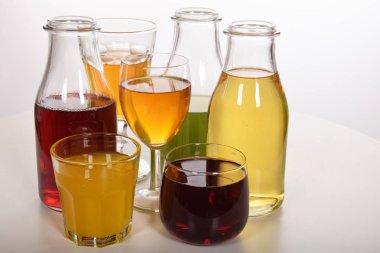 Susuzluğunu gidermek için taze meyve suyu