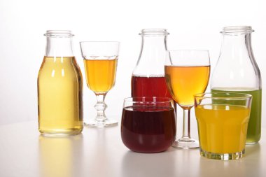 Susuzluğunu gidermek için taze meyve suyu