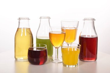 Susuzluğunu gidermek için taze meyve suyu