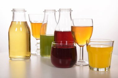 Susuzluğunu gidermek için taze meyve suyu