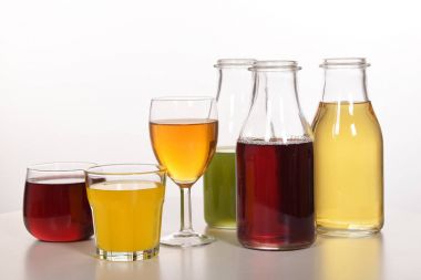 Susuzluğunu gidermek için taze meyve suyu