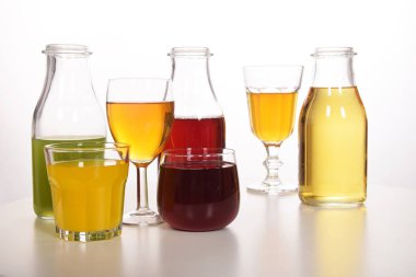 Susuzluğunu gidermek için taze meyve suyu