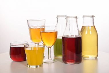 Susuzluğunu gidermek için taze meyve suyu