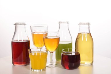 Susuzluğunu gidermek için taze meyve suyu