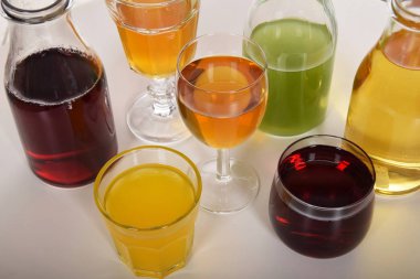 Susuzluğunu gidermek için taze meyve suyu