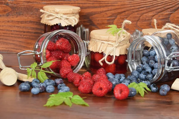 Arándanos y frambuesas en frascos para el té de invierno — Foto de Stock