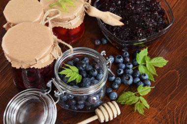 Berry marmelat tatlı sandviç üzerinde