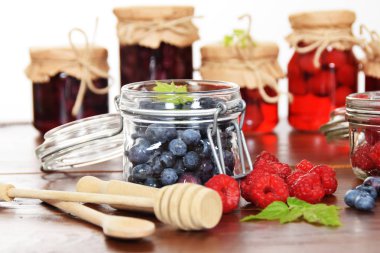 yaban mersini ve ahududu kavanoz kış çayı için