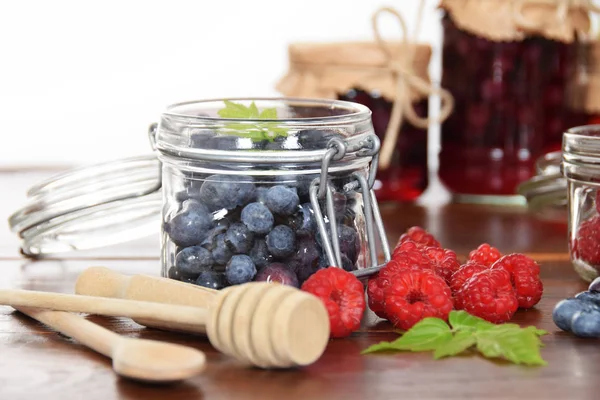 蓝莓和覆盆子放在罐子里冬天喝茶 — 图库照片