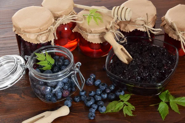 Marmellata di frutti di bosco su un dolce panino — Foto Stock