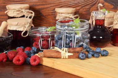 Berry likör ve Ahududu likörü eski r kullanarak ev tarafından yapılan