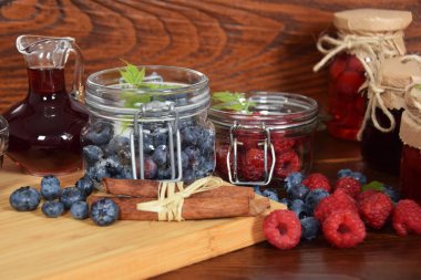 Berry likör ve Ahududu likörü eski r kullanarak ev tarafından yapılan
