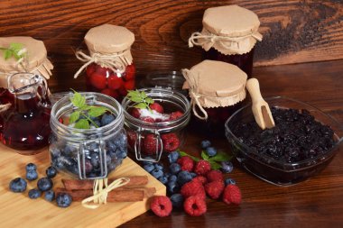 Ahududu ve Ahududu likörü ve ev yapımı reçel göre