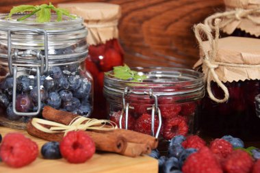 yaban mersini ve ahududu kavanoz kış çayı için