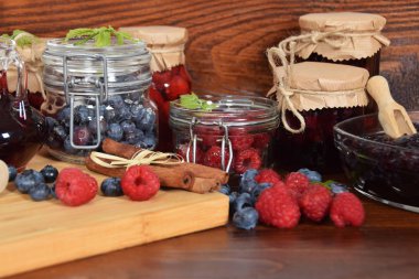 yaban mersini ve ahududu kavanoz kış çayı için