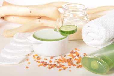 Yüz maskesi taze salatalık